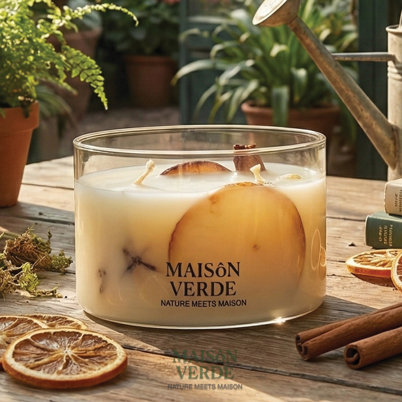 Maison Verde candle with dried oranges and cinnamon sticks in a borosilicate glass container with bamboo lids.
